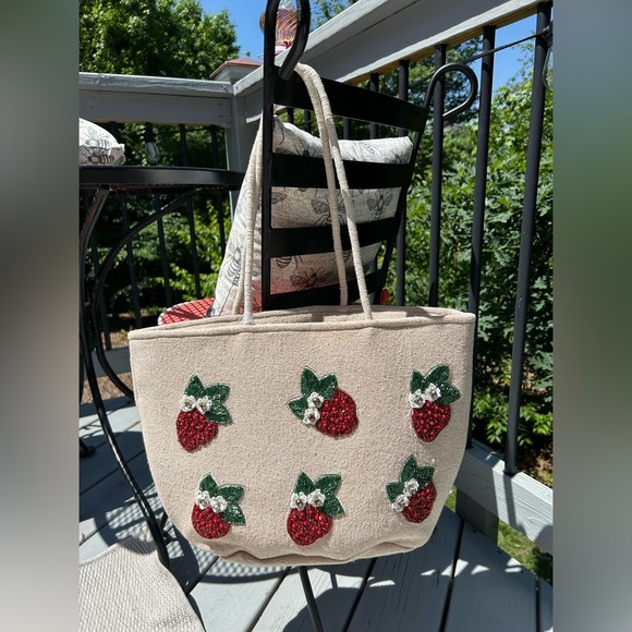 Viral Beaded Tote Bag Purse Strawberries Handcrafted in India NWT High Quality - Picture 1 of 10